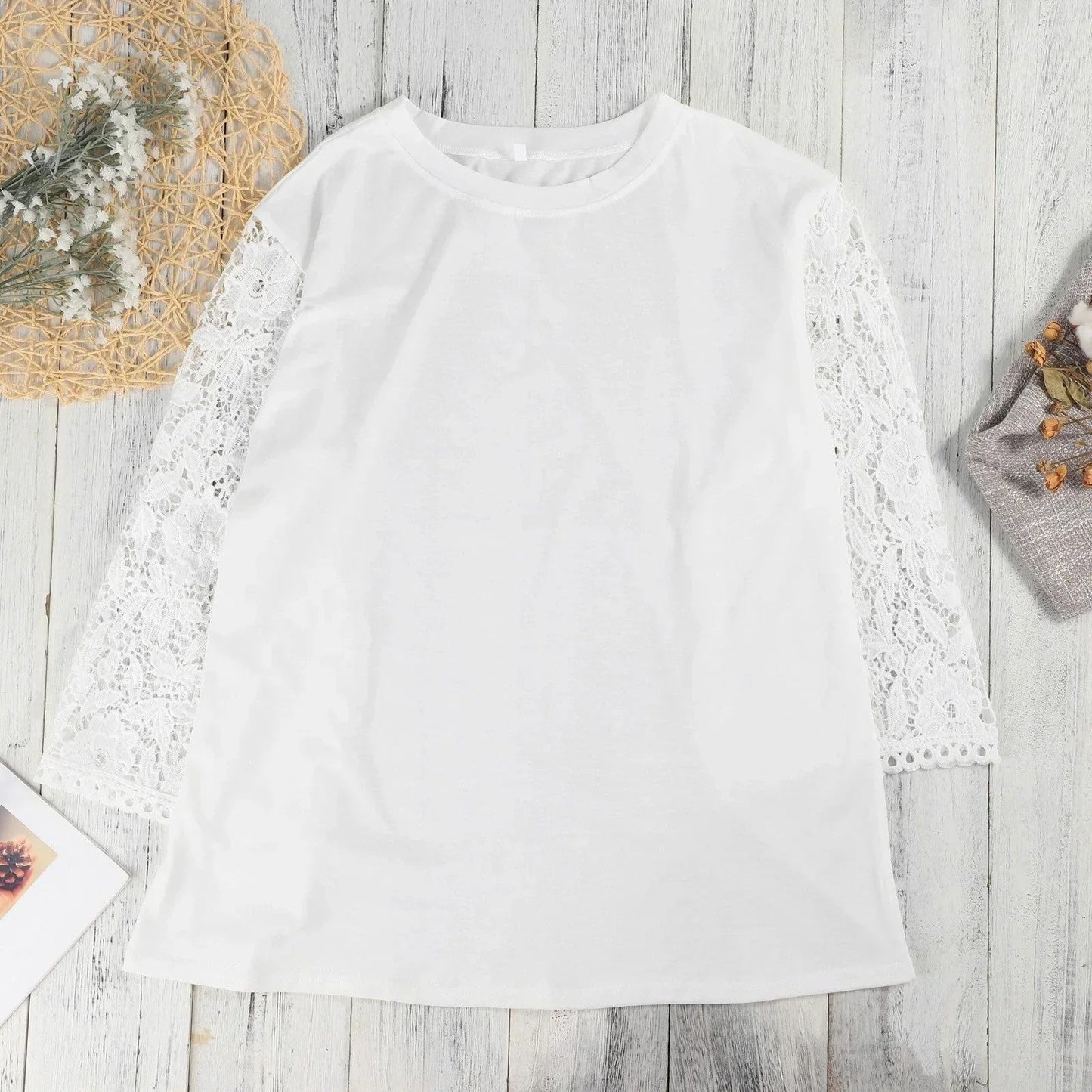 Elegante weiße Spitzenbluse mit Rundhalsausschnitt und Ärmeln - Livezo