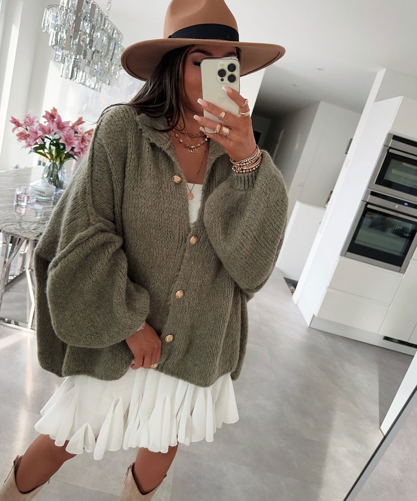 Gemütliche, übergroße Strickjacke in sanftem Khaki - Livezo