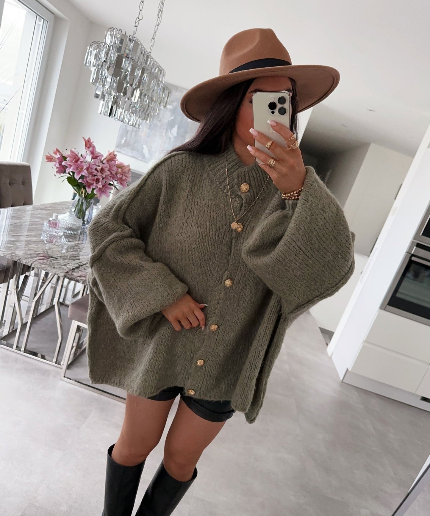 Gemütliche, übergroße Strickjacke in sanftem Khaki - Livezo