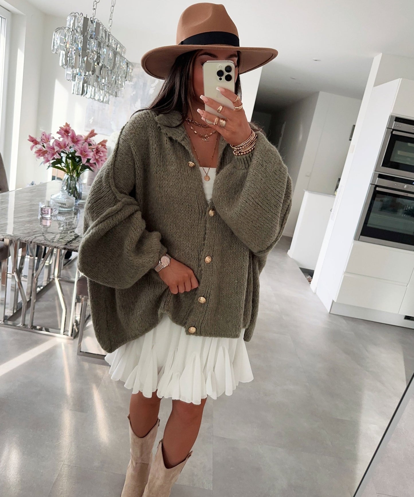 Gemütliche, übergroße Strickjacke in sanftem Khaki - Livezo