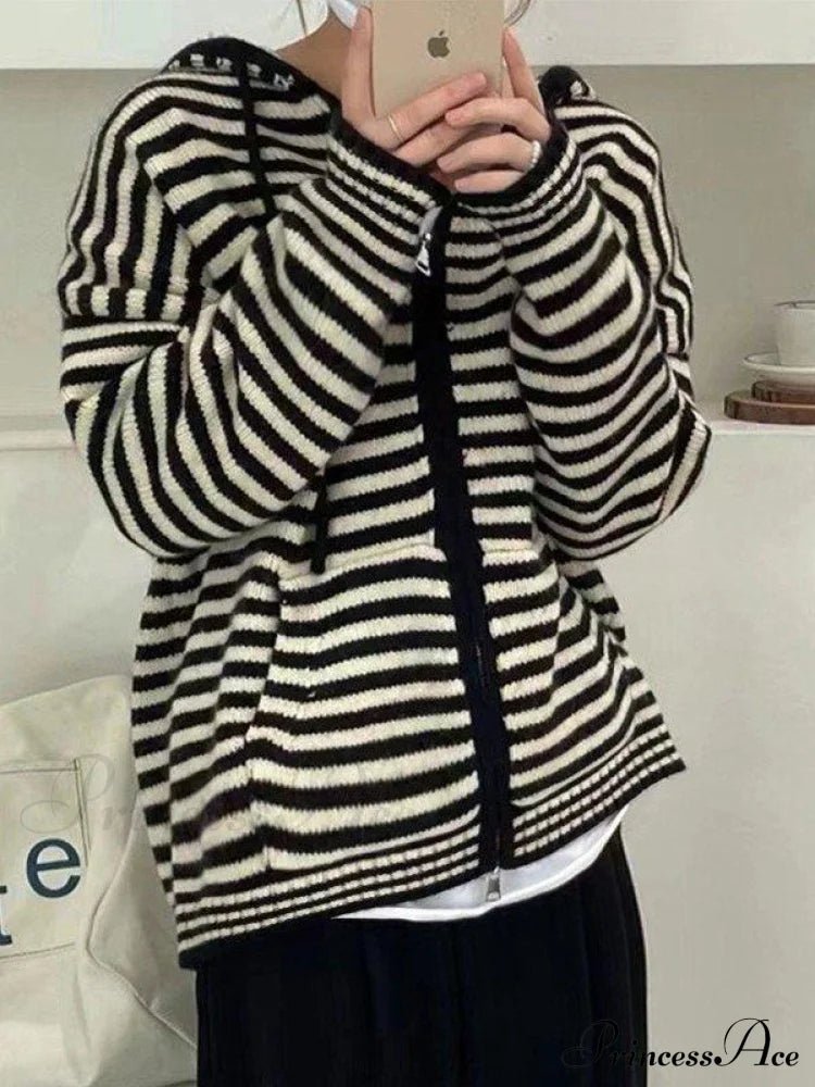Gemütlicher gestreifter Kapuzen - Strickjacke mit Reißverschluss - Livezo