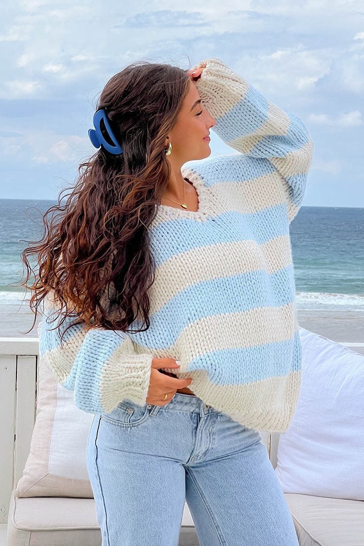 Gemütlicher gestreifter Strickpullover mit Ausschnitt über der Schulter - Livezo