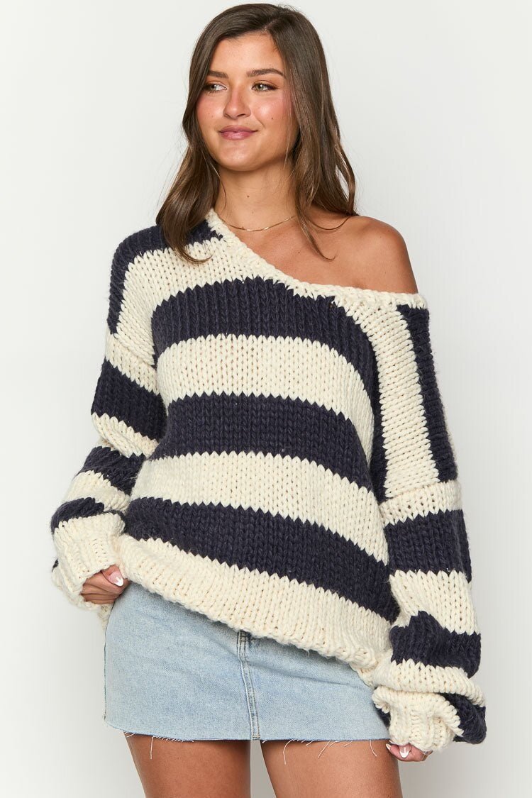 Gemütlicher gestreifter Strickpullover mit Ausschnitt über der Schulter - Livezo