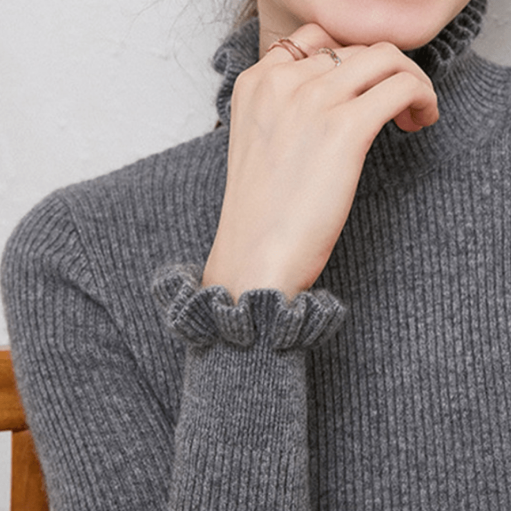 Gemütlicher Rollkragen - Strickpullover mit femininen Rüschenakzenten - Livezo