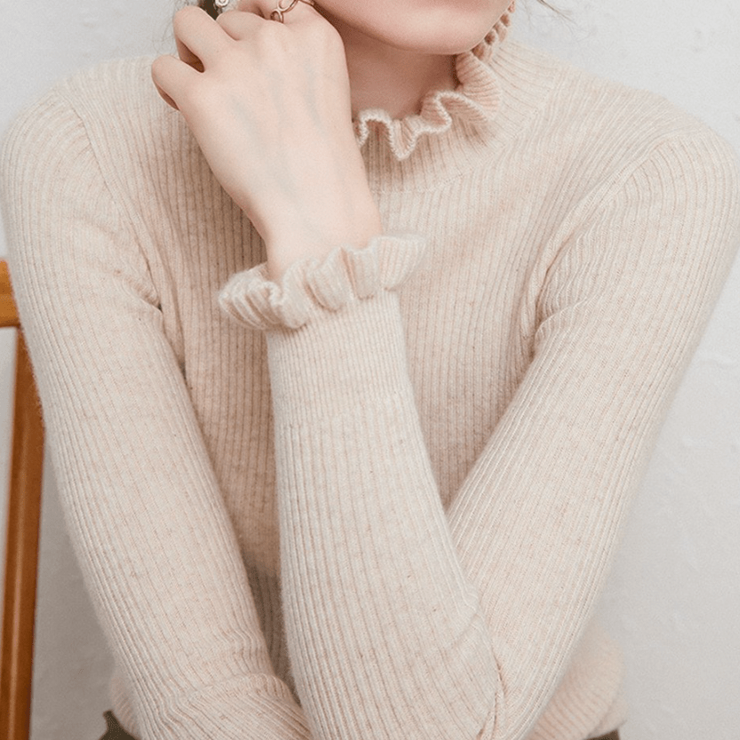 Gemütlicher Rollkragen - Strickpullover mit femininen Rüschenakzenten - Livezo