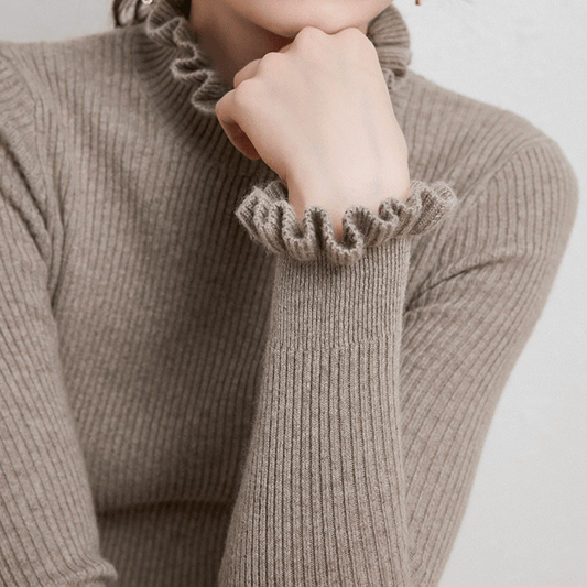 Gemütlicher Rollkragen - Strickpullover mit femininen Rüschenakzenten - Livezo
