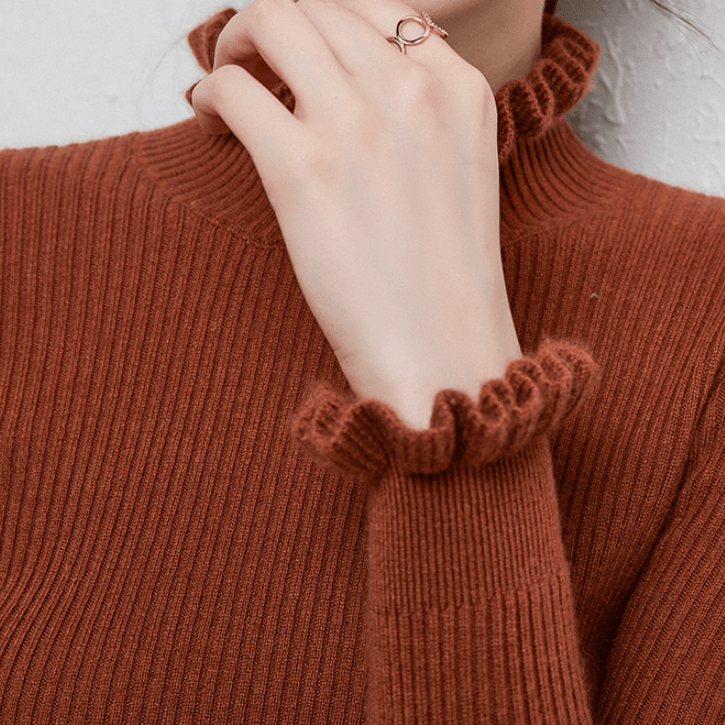 Gemütlicher Rollkragen - Strickpullover mit femininen Rüschenakzenten - Livezo