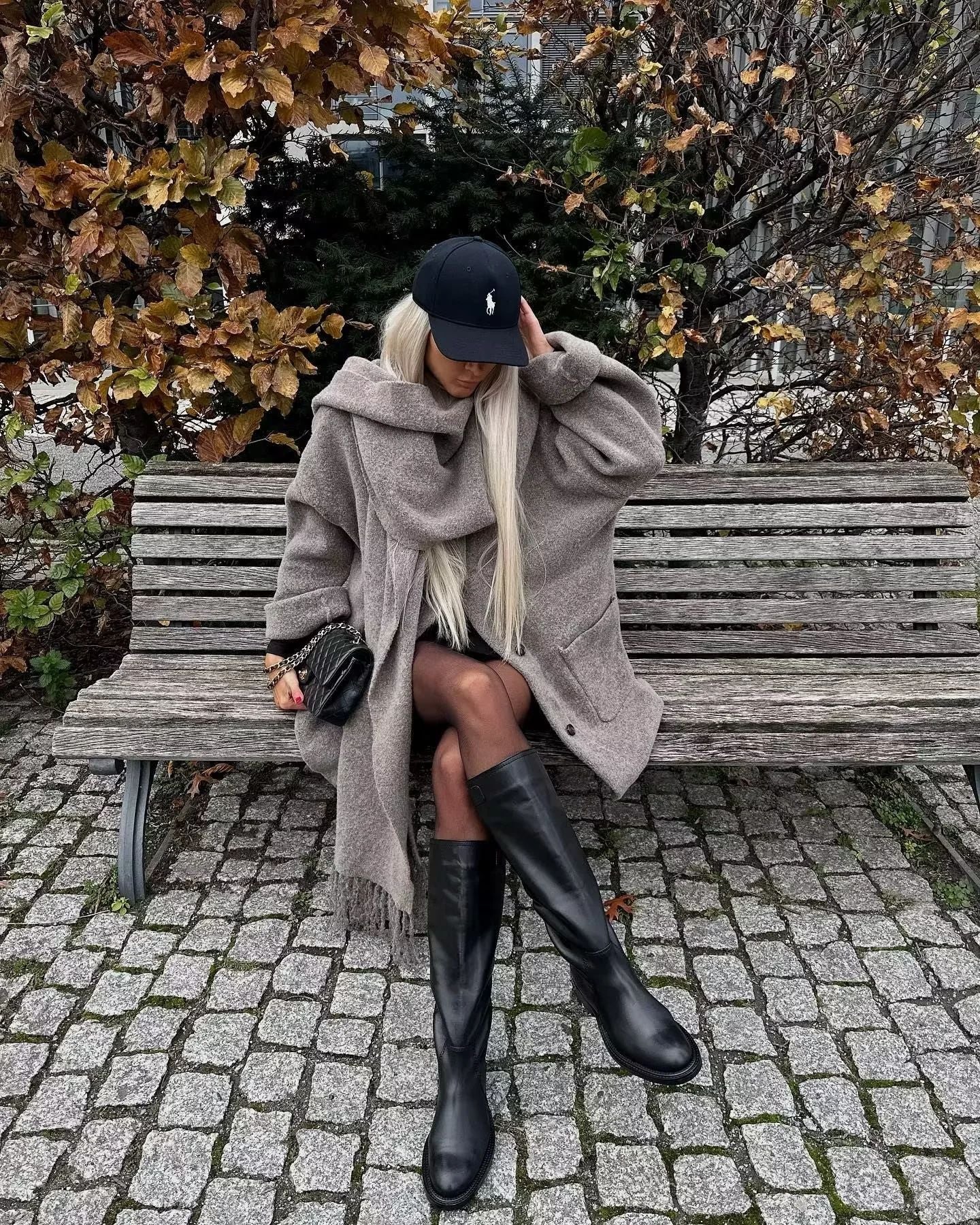 Moderner Mantel mit durchgehender Knopfleiste und passendem Quasten - Schal - Set - Livezo