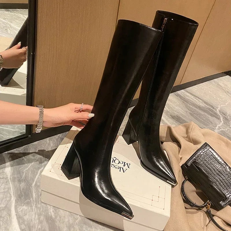 Elegante schwarze kniehohe spitze Lederstiefel