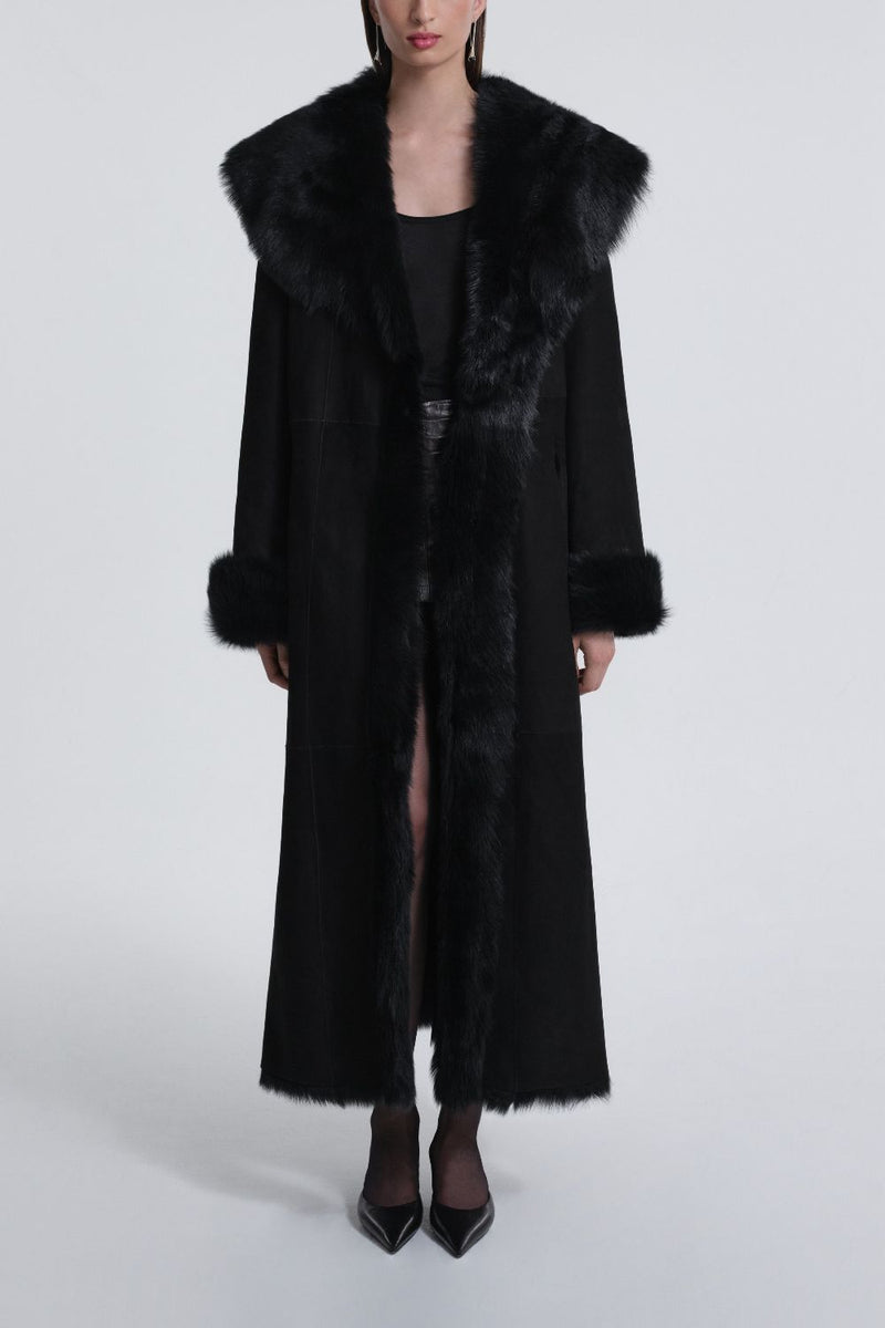 Schicker Kunstpelzmantel für eleganten Winterstil