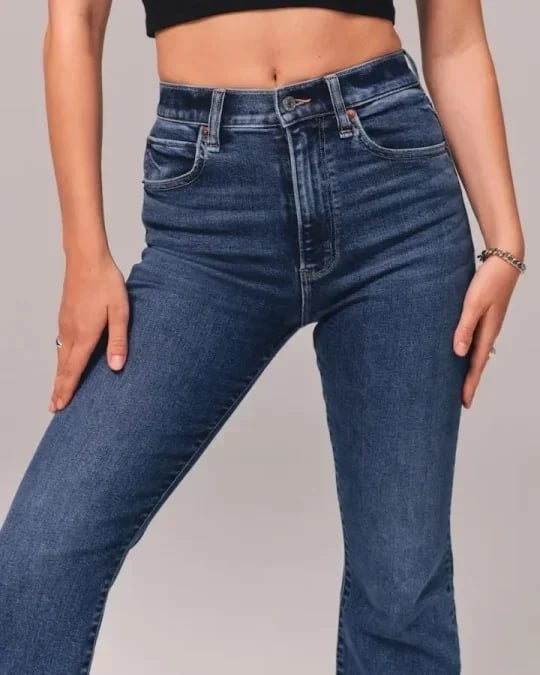 Ultrahohe Stretch-Schlagjeans mit hoher Tailleww