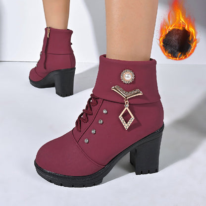 Schicke Stiefeletten mit Strasssteinen und klobigem Absatz