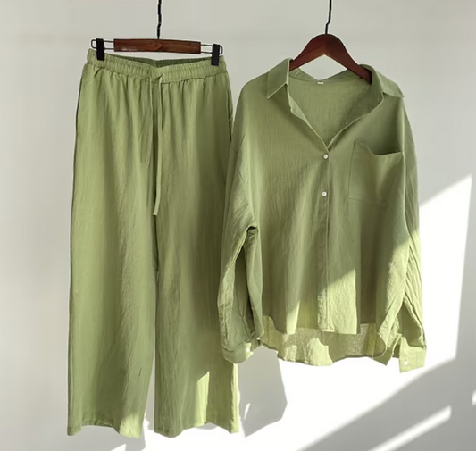 Entspanntes Leinenblusen- und Weitbein-Hosen-Set
