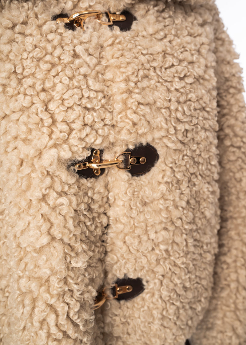 Lockere Jacke aus Schafsfell mit Locken