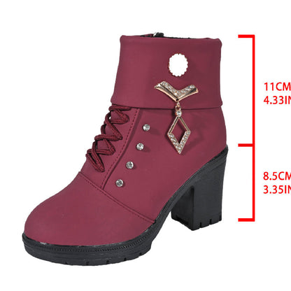Schicke Stiefeletten mit Strasssteinen und klobigem Absatz