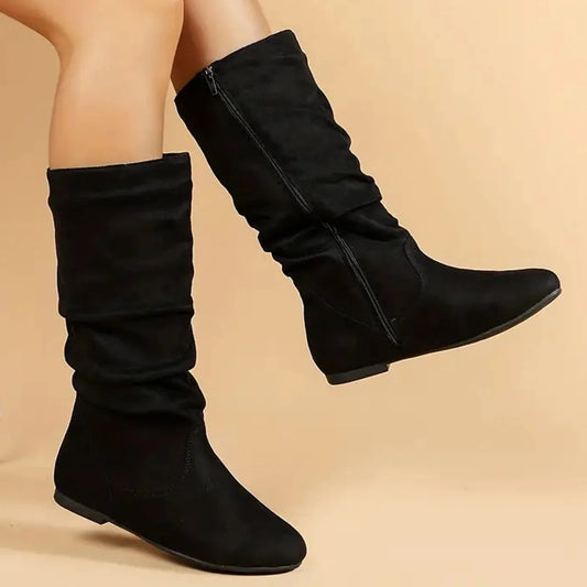 Schicke flache Stiefel mit hohem Schaft