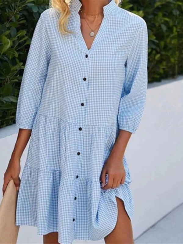 Locker sitzendes blaues Gingham-Kleid mit Knopfleiste für den Sommer