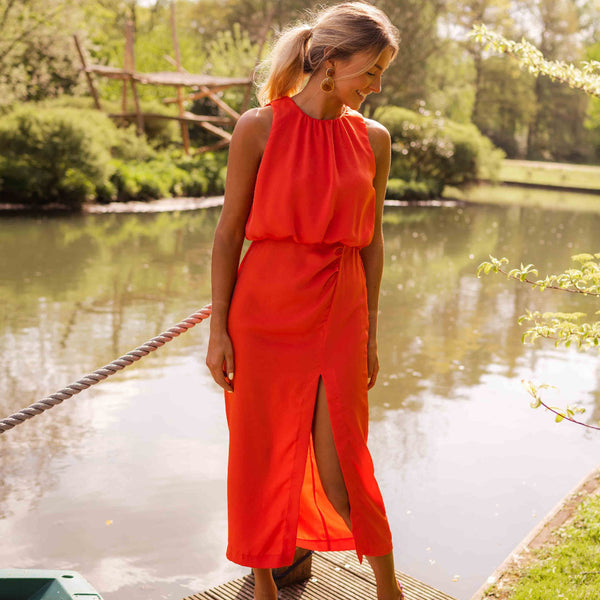 Fließendes Sommerkleid mit elegantem Charme