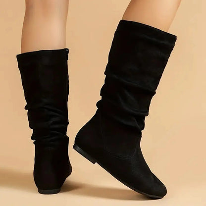 Schicke flache Stiefel mit hohem Schaft