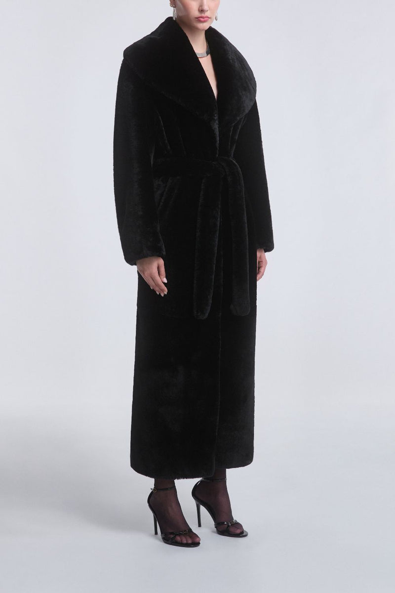 Schicker Kunstpelzmantel für eleganten Winterstil