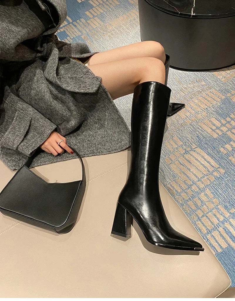 Elegante schwarze kniehohe spitze Lederstiefel