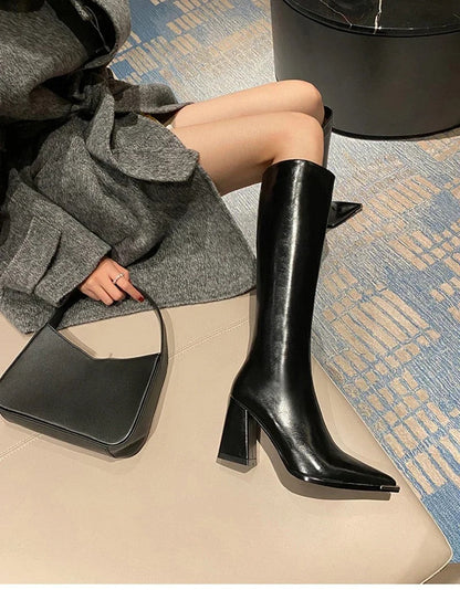 Elegante schwarze kniehohe spitze Lederstiefel