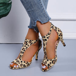 Orthopädische Sandalen mit Fersen