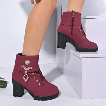 Schicke Stiefeletten mit Strasssteinen und klobigem Absatz