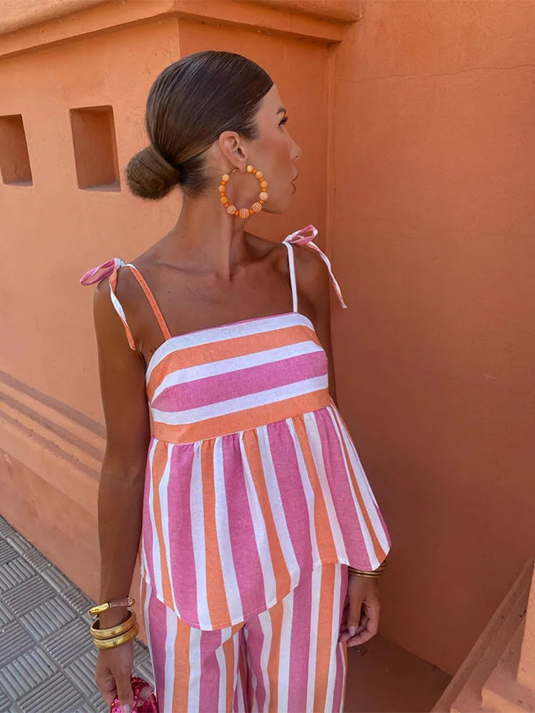 Lebhaft bedrucktes zweiteiliges Sommeroutfit