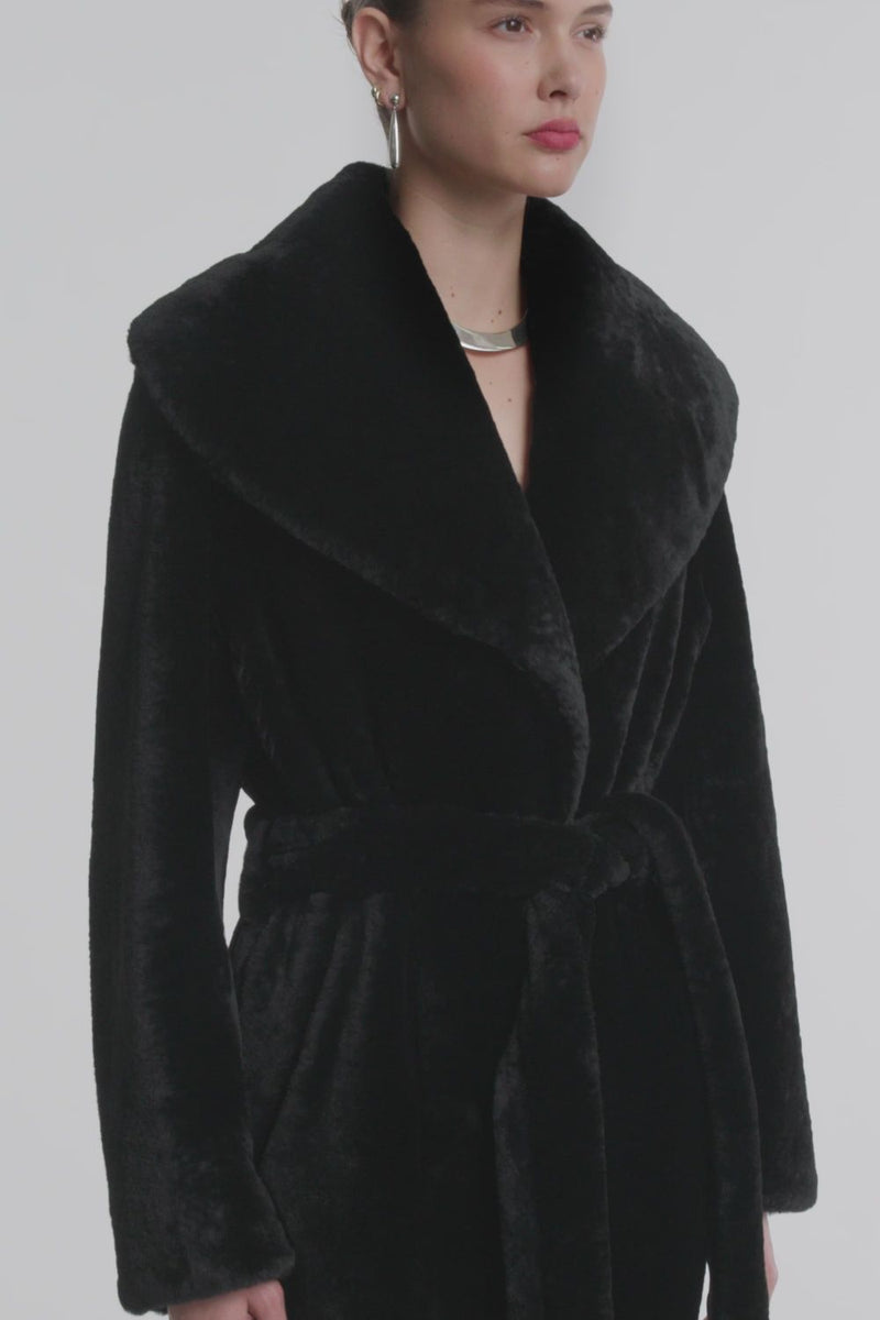 Schicker Kunstpelzmantel für eleganten Winterstil