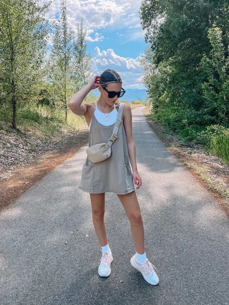 Bequemes Minikleid mit Trägern und integrierten Shorts - Livezo