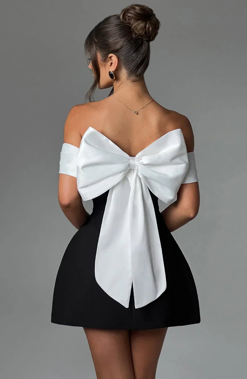 Bow Mini | Rückenfreies Mini - Kleid mit Schleife nur heute - Livezo