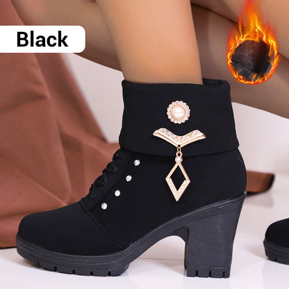Schicke Stiefeletten mit Strasssteinen und klobigem Absatz