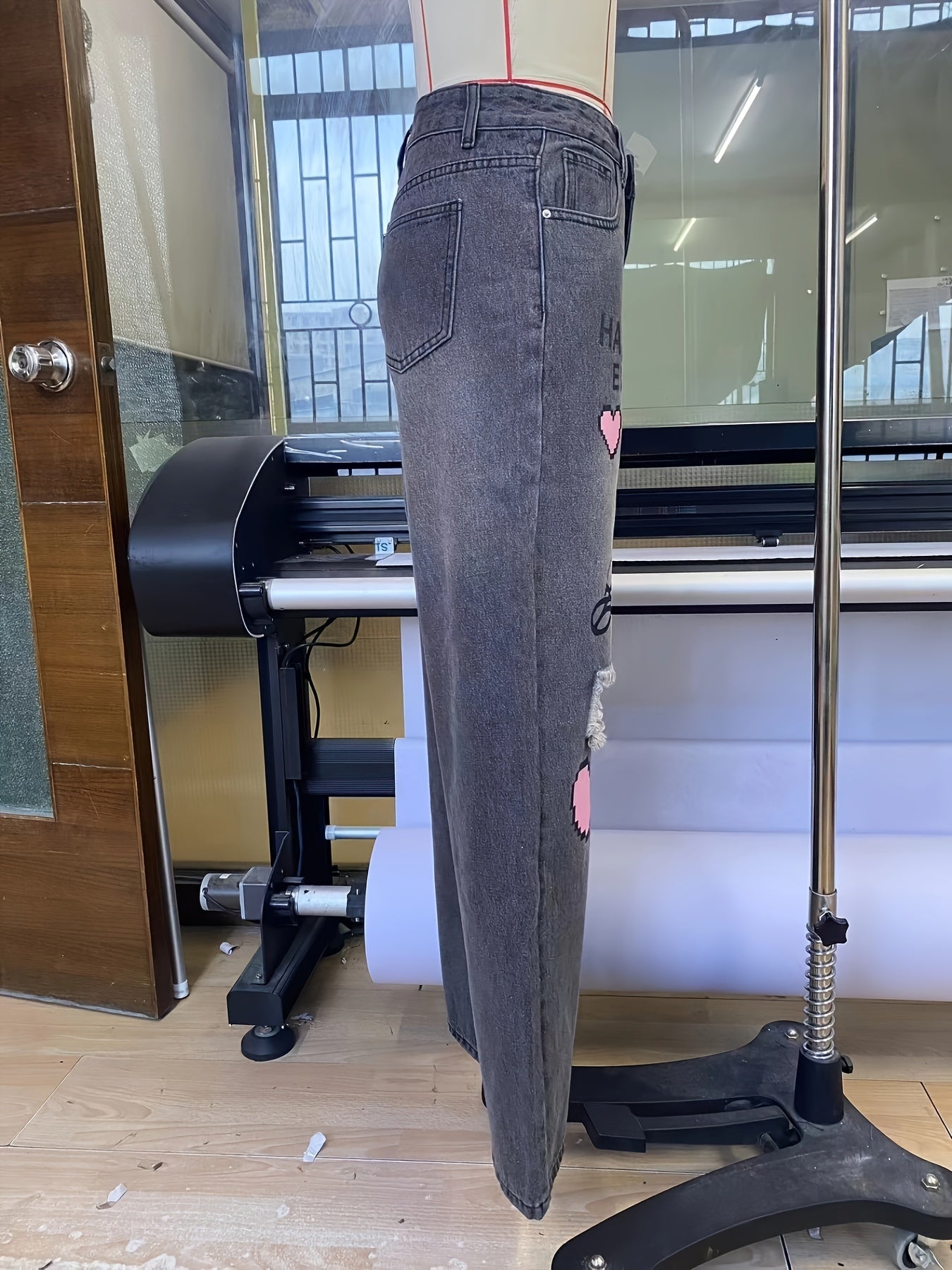 Fett bedruckte High-Waist Jeans mit weitem Bein