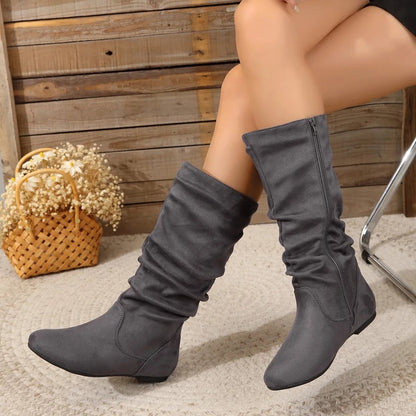 Schicke flache Stiefel mit hohem Schaft