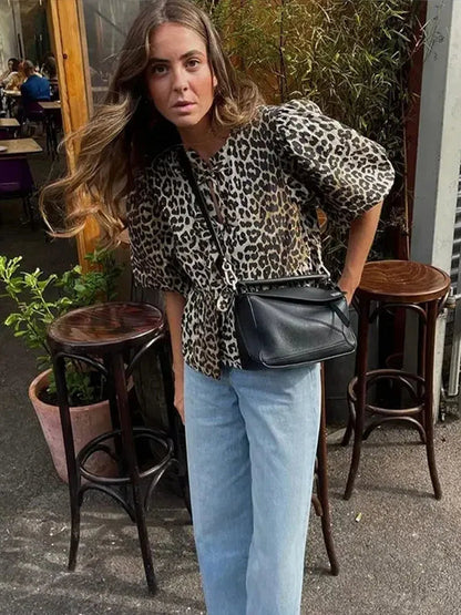 Bluse mit Leopardenmuster, Puffärmel und Schleifenakzent