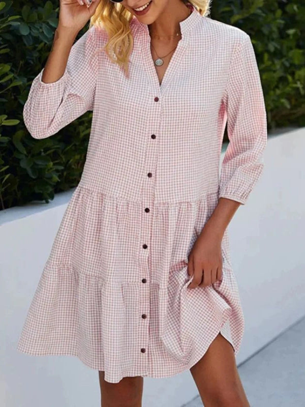 Locker sitzendes blaues Gingham-Kleid mit Knopfleiste für den Sommer