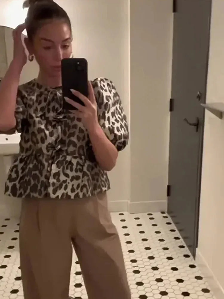 Bluse mit Leopardenmuster, Puffärmel und Schleifenakzent