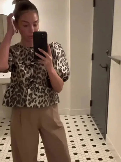 Bluse mit Leopardenmuster, Puffärmel und Schleifenakzent