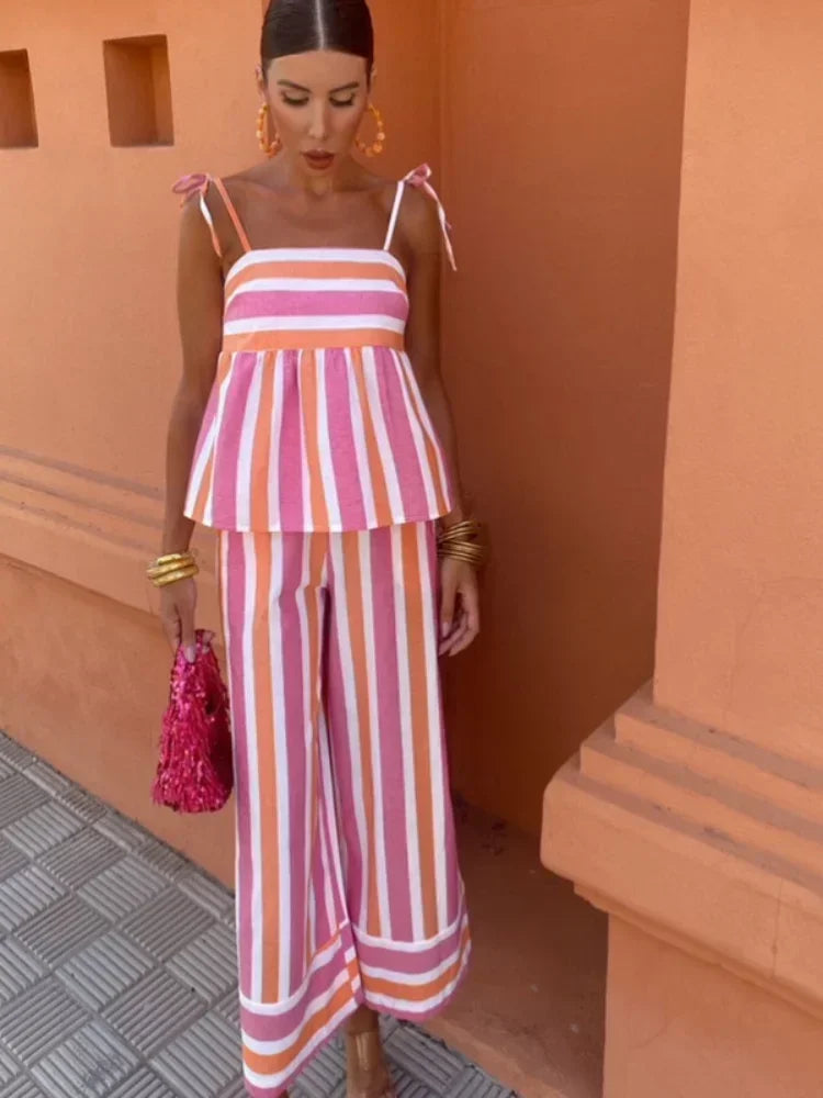 Lebhaft bedrucktes zweiteiliges Sommeroutfit