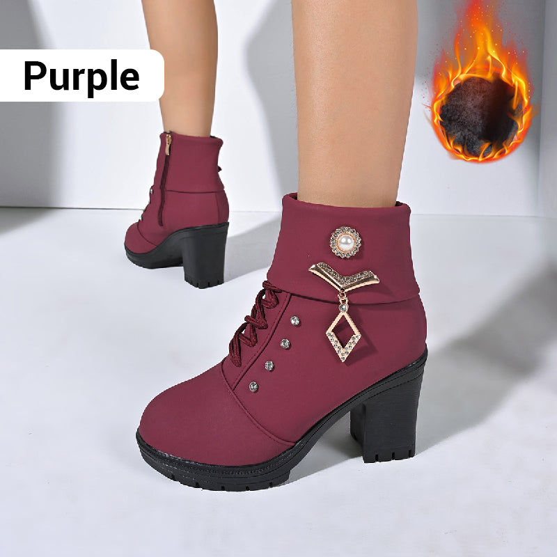 Schicke Stiefeletten mit Strasssteinen und klobigem Absatz