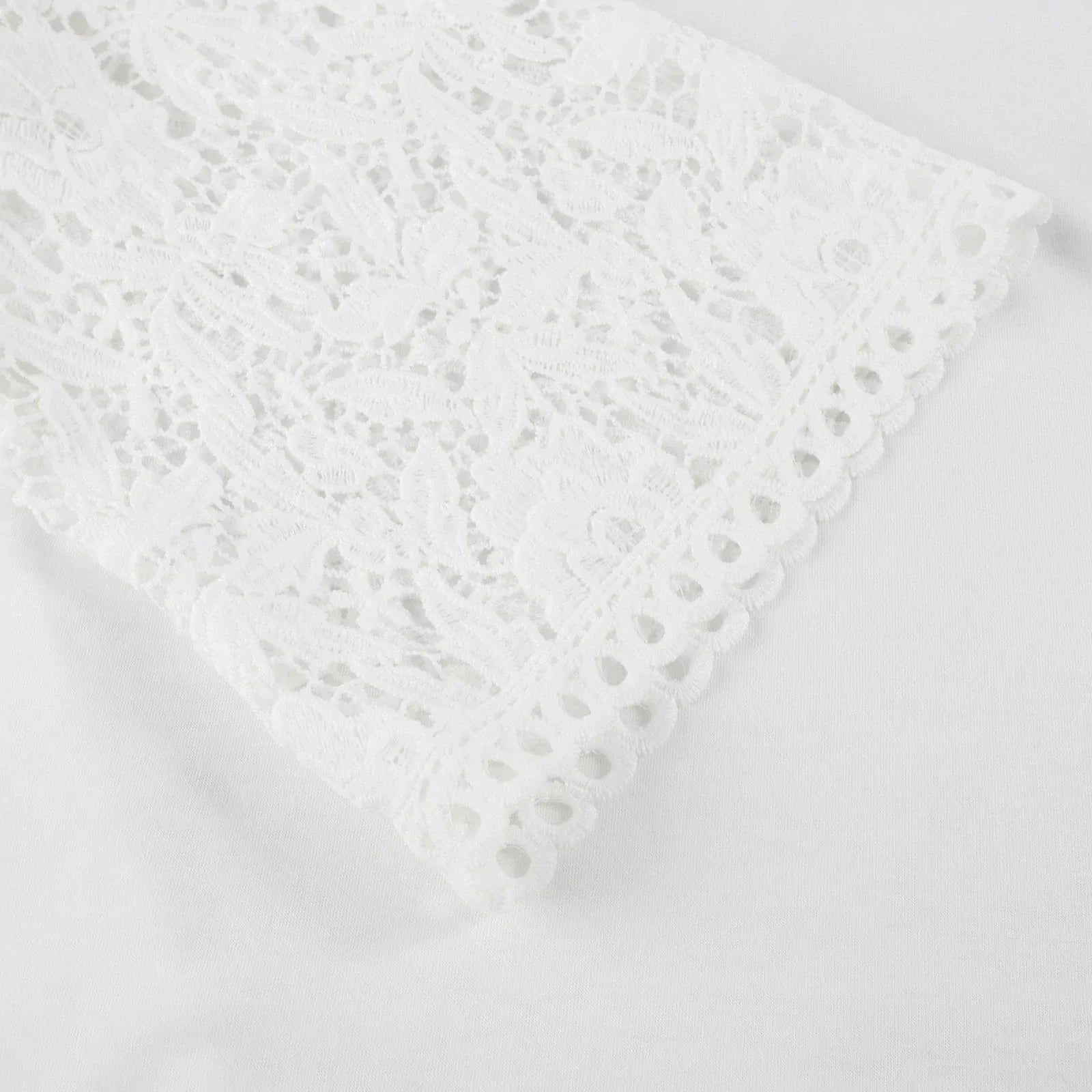 Elegante weiße Spitzenbluse mit Rundhalsausschnitt und Ärmeln - Livezo