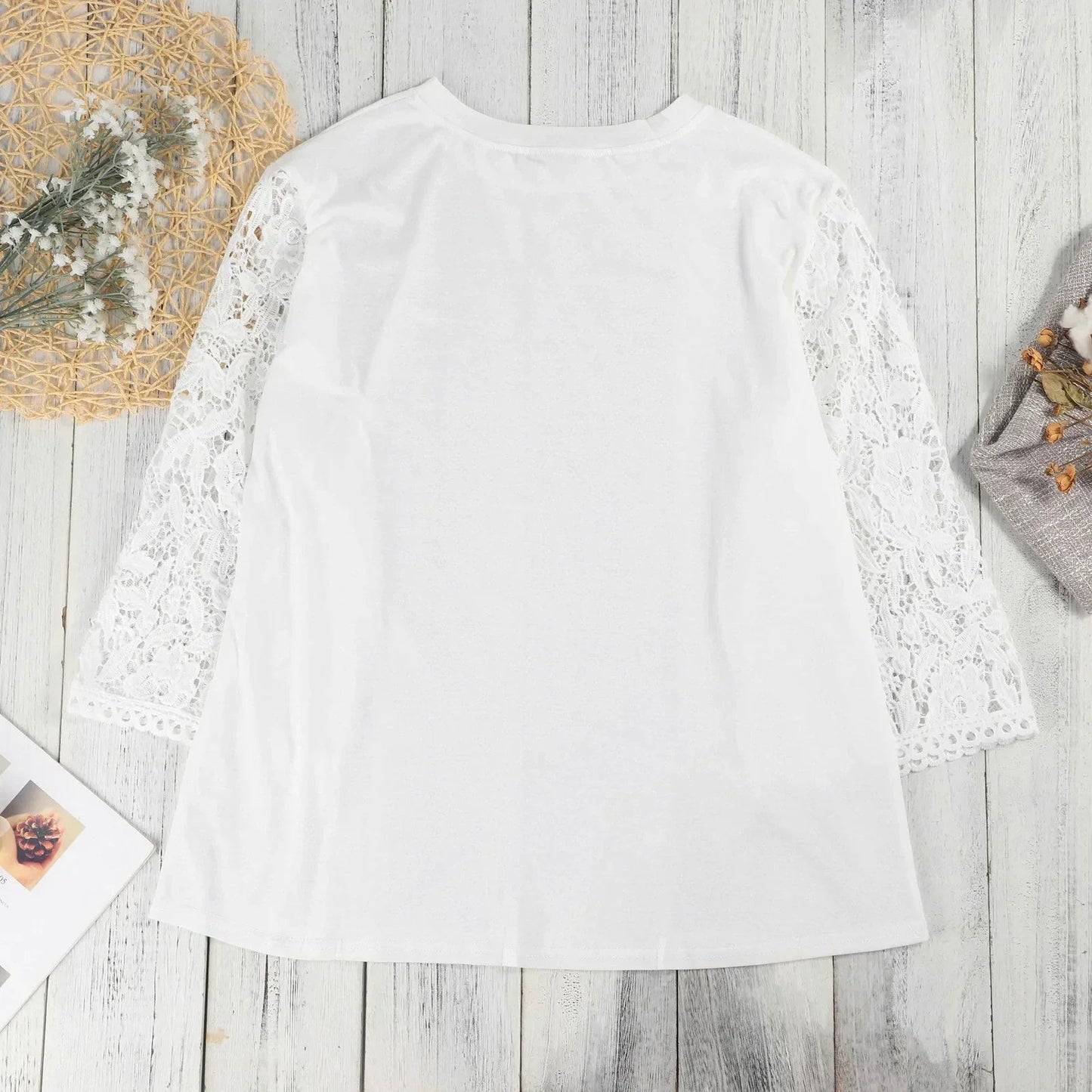 Elegante weiße Spitzenbluse mit Rundhalsausschnitt und Ärmeln - Livezo