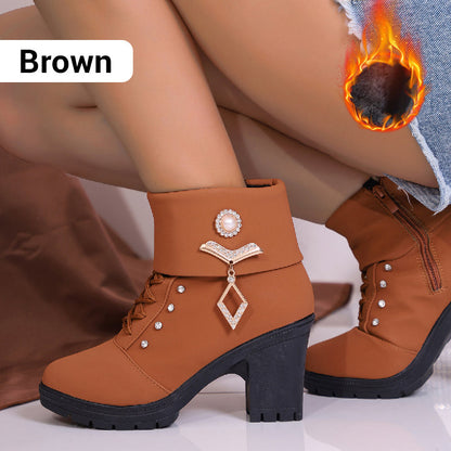Schicke Stiefeletten mit Strasssteinen und klobigem Absatz
