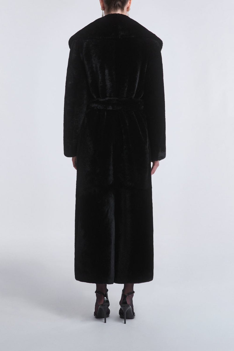 Schicker Kunstpelzmantel für eleganten Winterstil