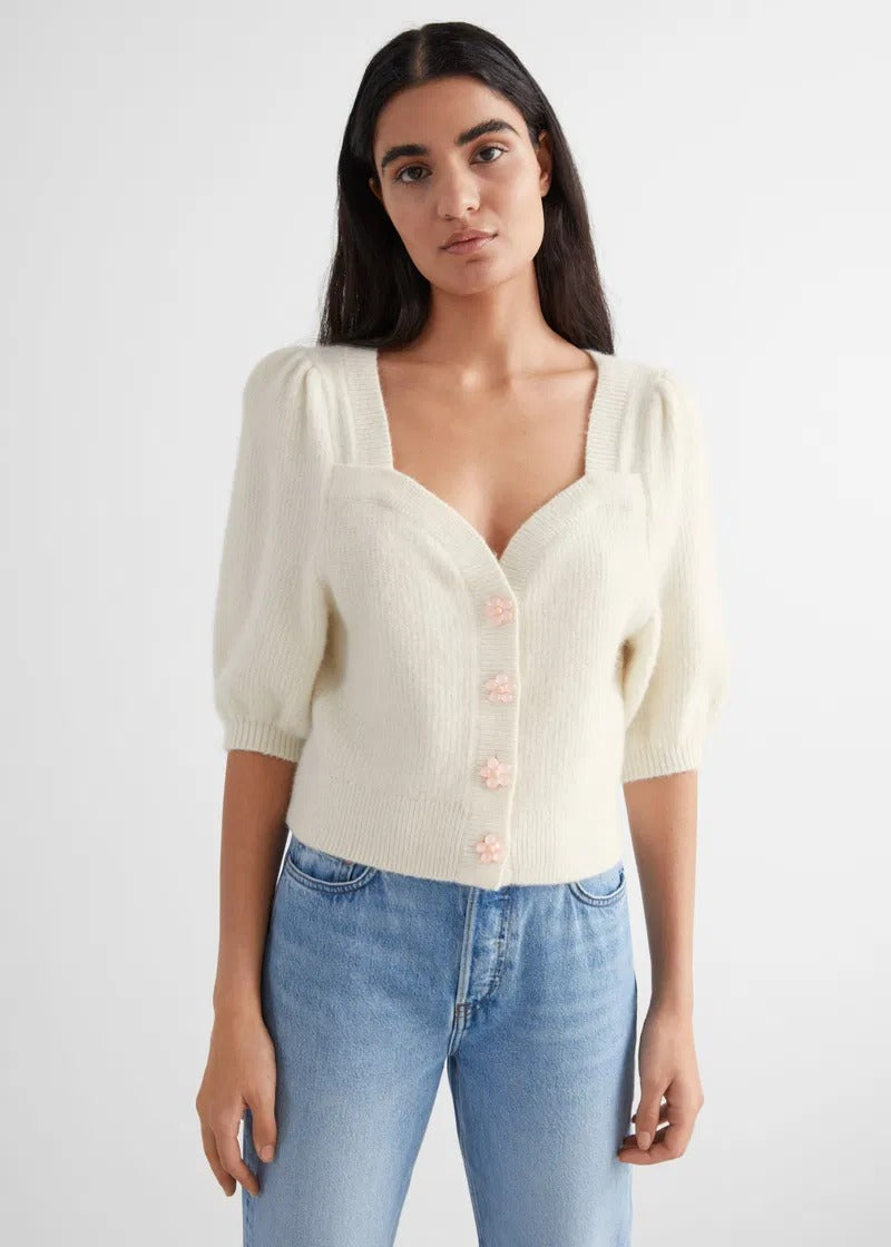 Regal Swan Neck Strickjacke in Weiß mit Puffärmeln und floraler Schnalle