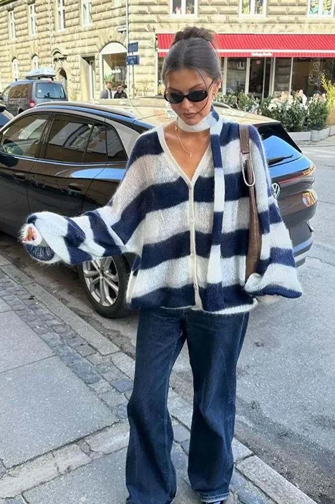 Gemütliche gestreifte lockere Strickjacke mit V - Ausschnitt - Livezo