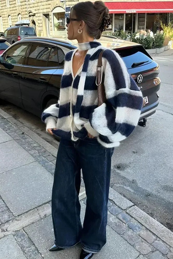 Gemütliche gestreifte lockere Strickjacke mit V - Ausschnitt - Livezo