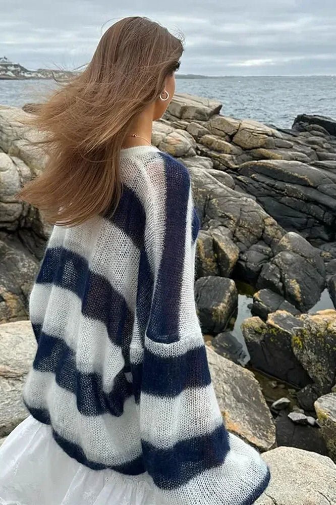 Gemütliche gestreifte lockere Strickjacke mit V - Ausschnitt - Livezo