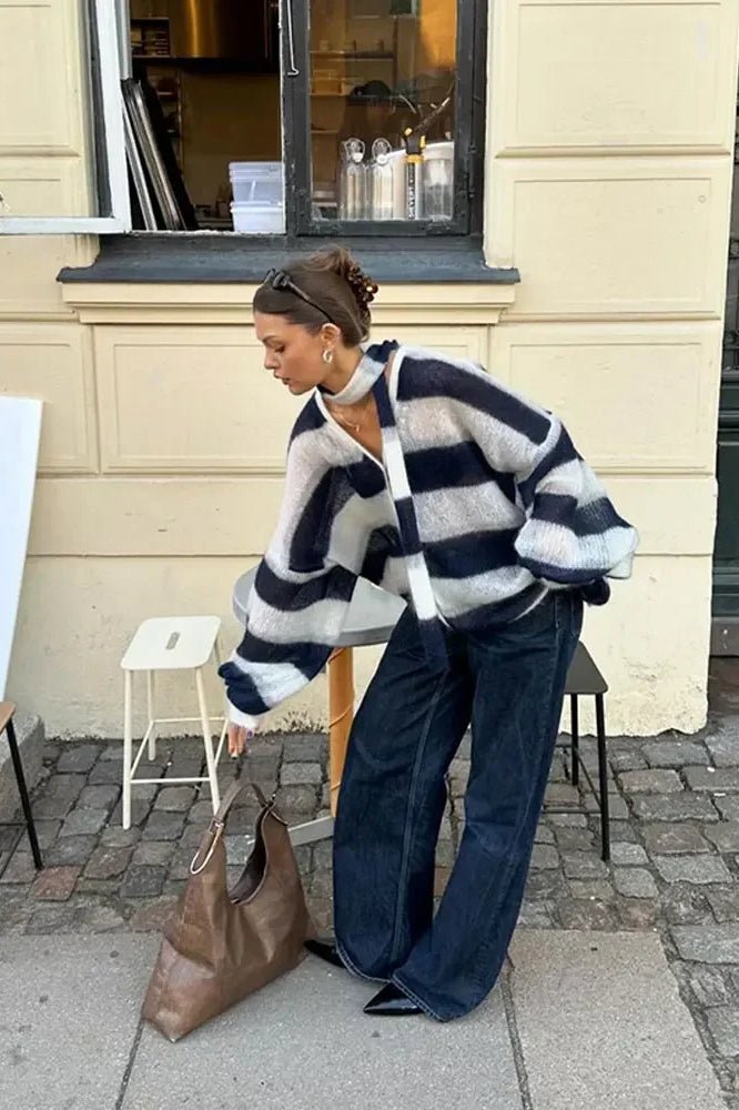 Gemütliche gestreifte lockere Strickjacke mit V - Ausschnitt - Livezo